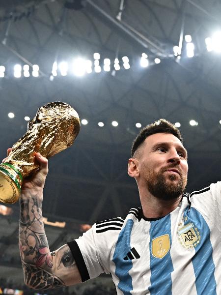 Messi ergue a taça da Copa do Mundo - Anne-Christine POUJOULAT / AFP