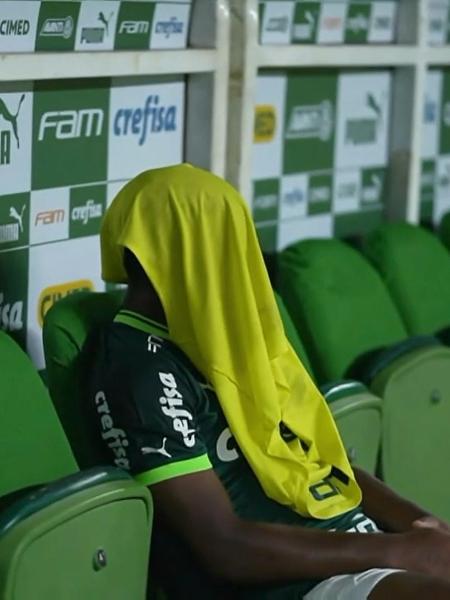 Endrick tampa o rosto durante a partida entre Palmeiras e Red Bull Bragantino - Reprodução
