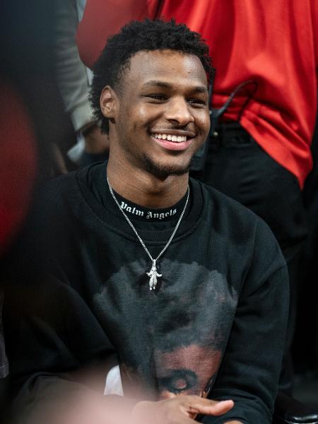 Bronny James acompanha o pai, LeBron, em partida do Los Angeles Lakers. - Tyler Ross/NBAE via Getty Images