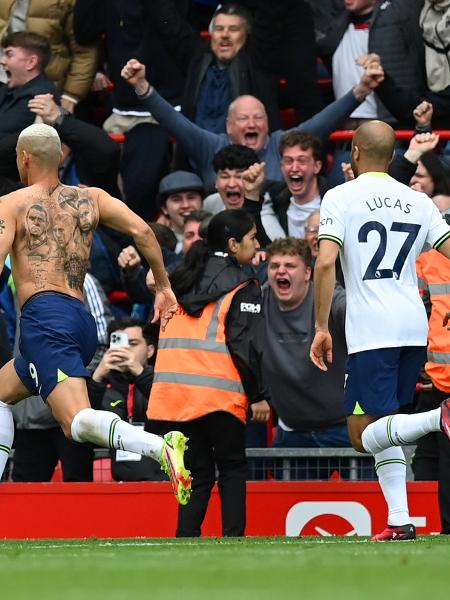 Richarlison, ao lado de Lucas, comemora gol de empate do Tottenham contra o Liverpool, pela Premier League - Michael Regan/Getty Images