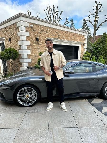 Lucas Paquetá com carro da Ferrari, do modelo Roma. - Reprodução/Instagram