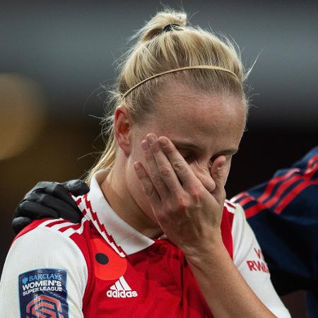 Beth Mead, jogadora do Arsenal, chora após sofrer lesão em jogo contra o Manchester United - Visionhaus/Getty Images