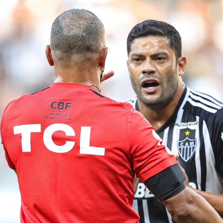 Hulk reclama com Wilton Pereira Sampaio durante Atlético-MG x América-MG - Gilson Lobo/AGIF