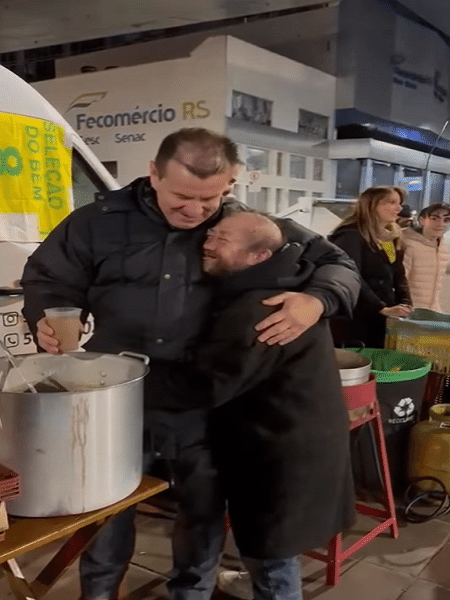 Dunga recebe abraço de morador de rua que o reconheceu durante projeto social