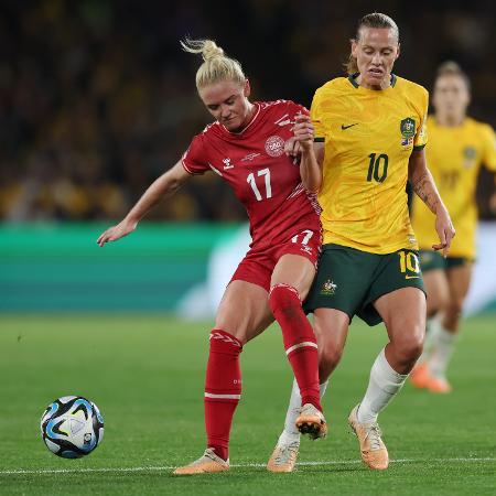 Rikke Marie Madsen, da Dinamarca, disputa com Emily Van-Egmond, da Austrália, em jogo pelas oitavas de final da Copa do Mundo