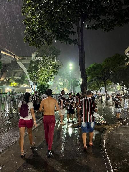 Torcedores do Fluminense, nos arredores do Maracanã, antes do jogo contra o Olímpia