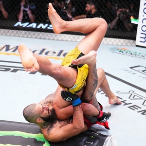 Campeão de UFC Israel Adesanya, viraliza nas redes ao aparecer