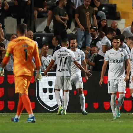 Mattheus (de frente) comemora gol pelo Farense na derrota diante do Sporting