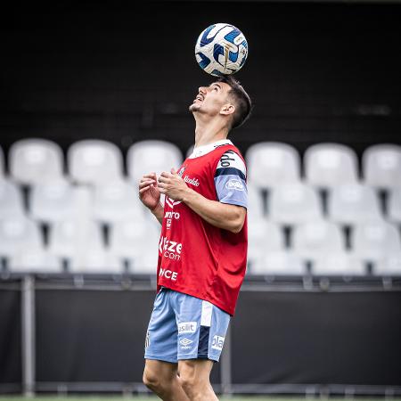 Maxi Silvera em treino do Santos no CT Rei Pelé