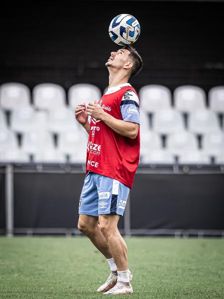 Maxi Silvera em treino do Santos no CT Rei Pelé - Raul Baretta/ Santos FC