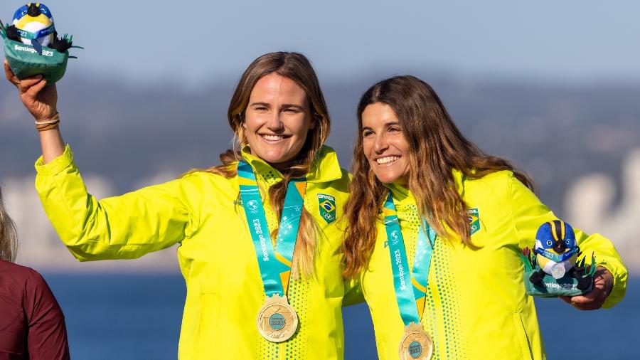 Kahena Kunze e Martine Grael com a medalha de ouro na vela do Pan 2023