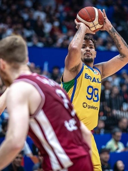 Lucas Dias durante partida da seleção brasileira de basquete contra a Letônia