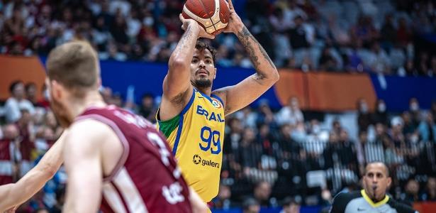 Lucas Dias durante partida da seleção brasileira de basquete contra a Letônia