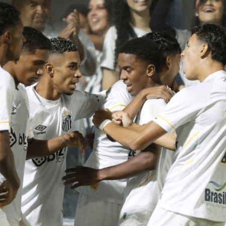 Jogadores do Santos comemoram gol de Hyan contra o São Bernardo, pela Copinha