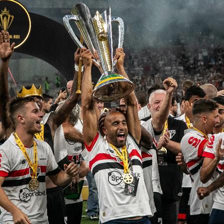 Jogadores do São Paulo levantam taça da Supercopa do Brasil, contra o Palmeiras