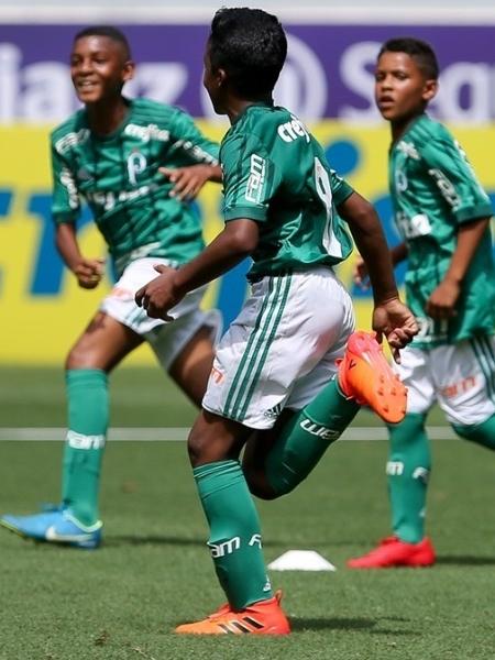 Endrick vestia a camisa 8 no sub-11 do Palmeiras em 2017