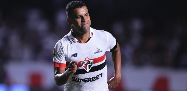 Alisson comenta possibilidade de transferência para o Cruzeiro