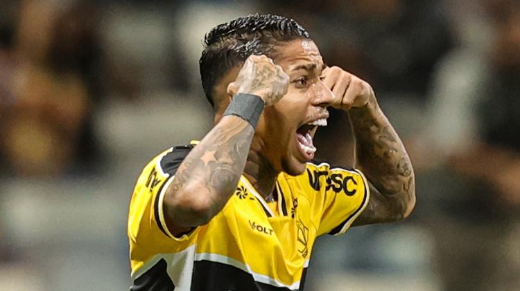 Matheusinho, do Criciúma, celebra gol sobre o Atlético-MG em jogo do Campeonato Brasileiro
