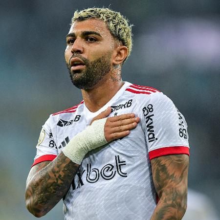 Gabigol comemora após marcar pelo Flamengo no jogo contra o Vasco, pelo Brasileirão