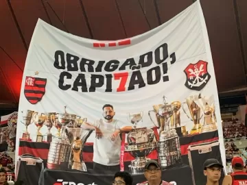 Everton Ribeiro no Maracanã tem bandeiras e filho com mascote do Flamengo