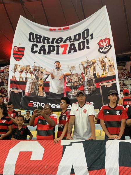 Torcida do Flamengo faz homenagem a Everton Ribeiro durante Flamengo x Bahia, pelo Brasileirão