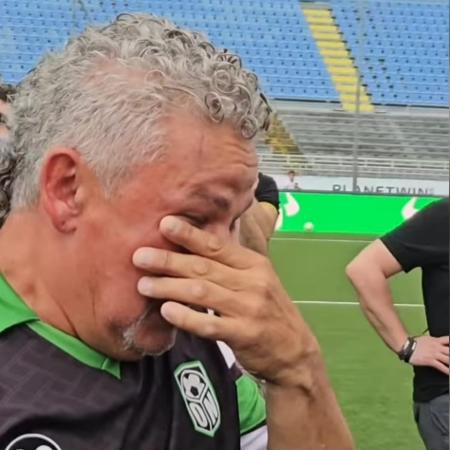 Roberto Baggio, ex-jogador italiano, se emociona durante evento na Itália