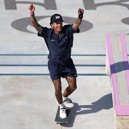 Nyjah Huston comemora o bronze em Paris