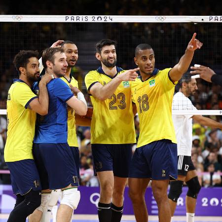 Jogadores do Brasil comemoram ponto durante o jogo contra o Egito, pelo vôlei masculino nas Olimpíadas de Paris