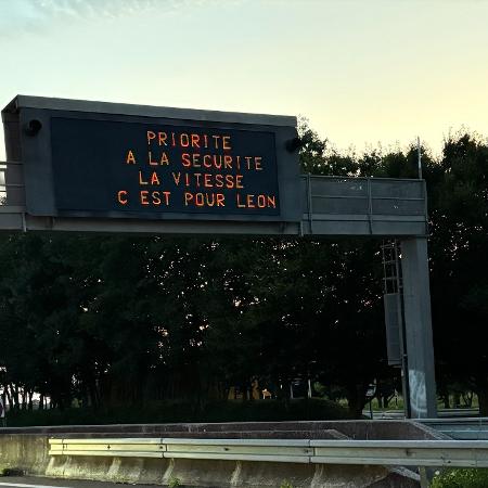 Sinal em estrada francesa usa o nome de León Marchand para evitar acidentes