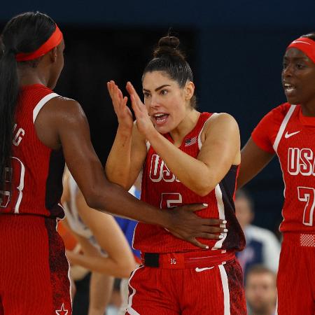 Jogadoras dos EUA comemoram durante jogo contra a França, na final do basquete feminino nas Olimpíadas de Paris