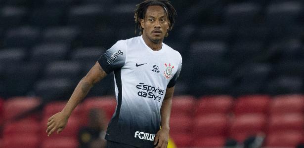 Corinthians renova contrato com Carrillo até 2026: reforço garantido para temporada.