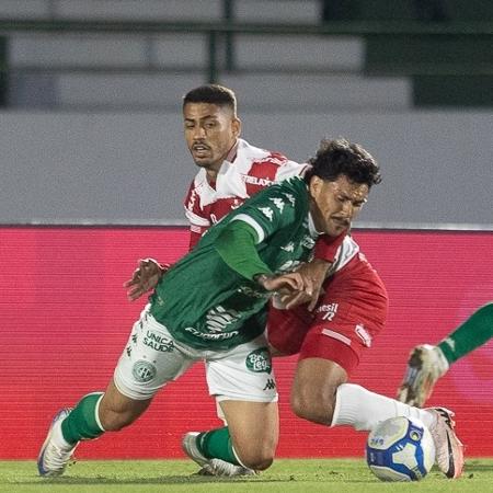 Jogadores de Guarani e CRB durante jogo da Série B