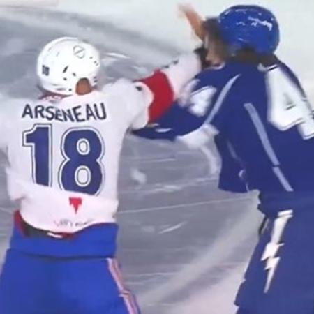 Arseneau, do Laval Rockets, troca socos com Kale Kessy, do Syracuse Crunch, durante jogo de hóquei no gelo - Reprodução