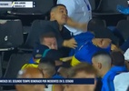 Riquelme entra no meio de briga para controlar torcedores do Boca; assista - Reprodução/TyC Sports