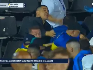 Riquelme entra no meio de briga para controlar torcedores do Boca; assista