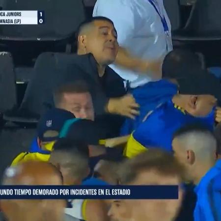 Riquelme entre no meio de briga para controlar torcedores do Boca Juniors