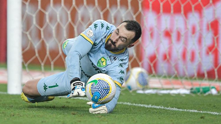 Walter defendeu pênalti em Fluminense x Cuiabá, duelo do Campeonato Brasileiro