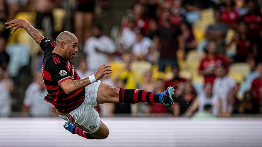 Adriano Imperador durante o jogo de despedida no Maracanã