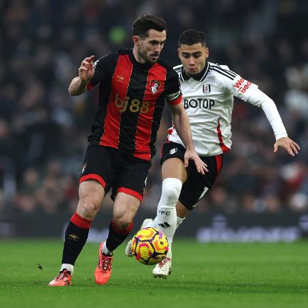 Andreas Pereira em ação durante jogo entre Fulham e Bournemouth pelo Campeonato Inglês