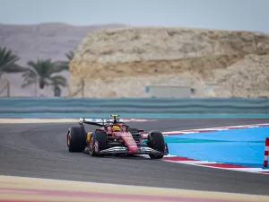 Lewis Hamilton coloca Ferrari na frente nos testes e Red Bull tem problemas