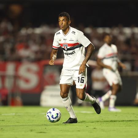 Luiz Gustavo em ação pelo São Paulo contra o Sport, na estreia do Brasileirão - Paulo Pinto/São Paulo
