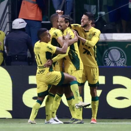 Chico da Costa comemora gol do Mirassol em partida do Brasileirão