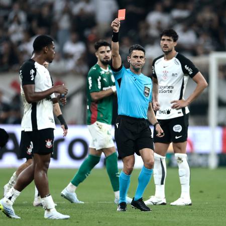 André, do Corinthians, foi expulso por gesto obsceno André, do Corinthians, foi expulso por gesto obsceno