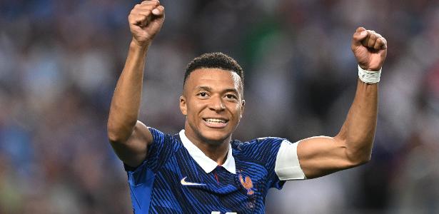 França amassa Iraque em 'jogo de 4h'; Mbappé brilha e segue na caça a Messi