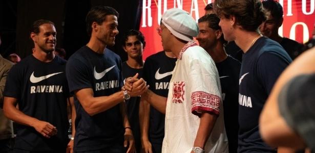 Ronaldinho é apresentado na Itália: 'Vou jogar? Não sei, só o técnico sabe'