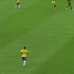 Com o 2 a 0, o Brasil se desorganizou completamente. A ausência do meio-campo e o espaço nas costas dos laterais foram potencializados pelas falhas individuais de marcação e a derrota virou goleada antes dos 30 minutos de jogo. Felipão só assistiu a tudo isso. A única alteração concreta do treinador foi a inversão de lado de Hulk e Bernard, como mostra a imagem. Substituições? Só no intervalo. - Reprodução