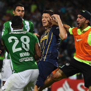 Jogadores de Atlético Nacional e Rosario Central brigam durante partida da Libertadores - LUIS ACOSTA/AFP - LUIS ACOSTA/AFP