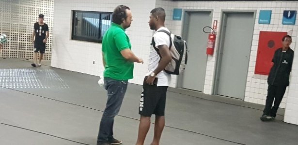 Mattos e Emerson Santos conversam na zona mista do Engenhão - Bernardo Gentile/UOL Esporte