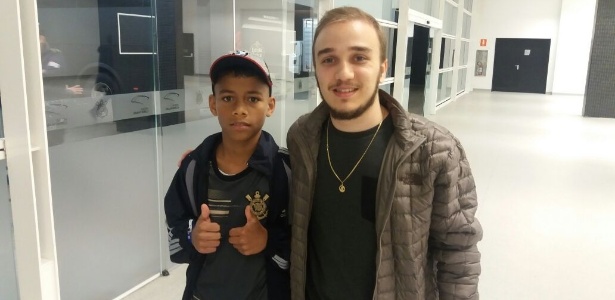 Mateus, 12 anos, ao lado de Carlos, 23: sonho realizado na Arena Corinthians - Diego Salgado/UOL Esporte