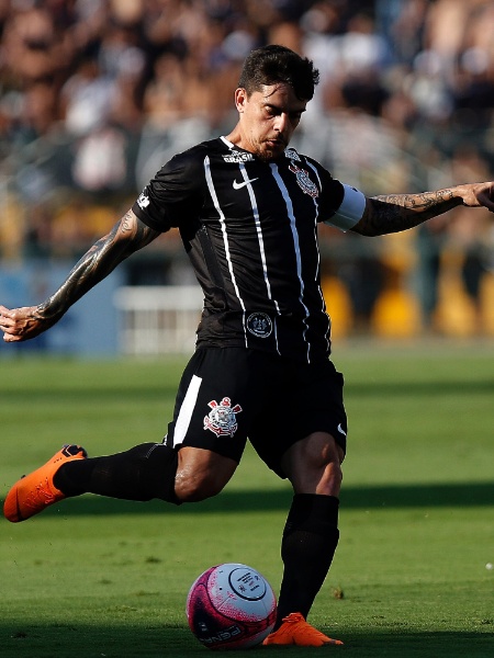 Fagner em ação pelo Corinthians: lateral se recupera de uma lesão muscular na coxa - Daniel Vorley/AGIF